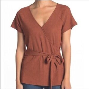 🎀 5/$20 🎀 14th and Union short sleeve faux wrap top in a rust color size…